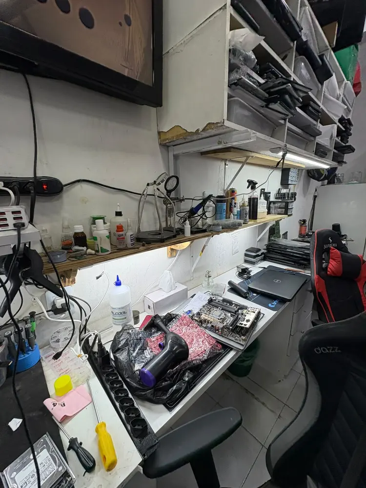 Bancada com soprador e ferramentas de limpeza